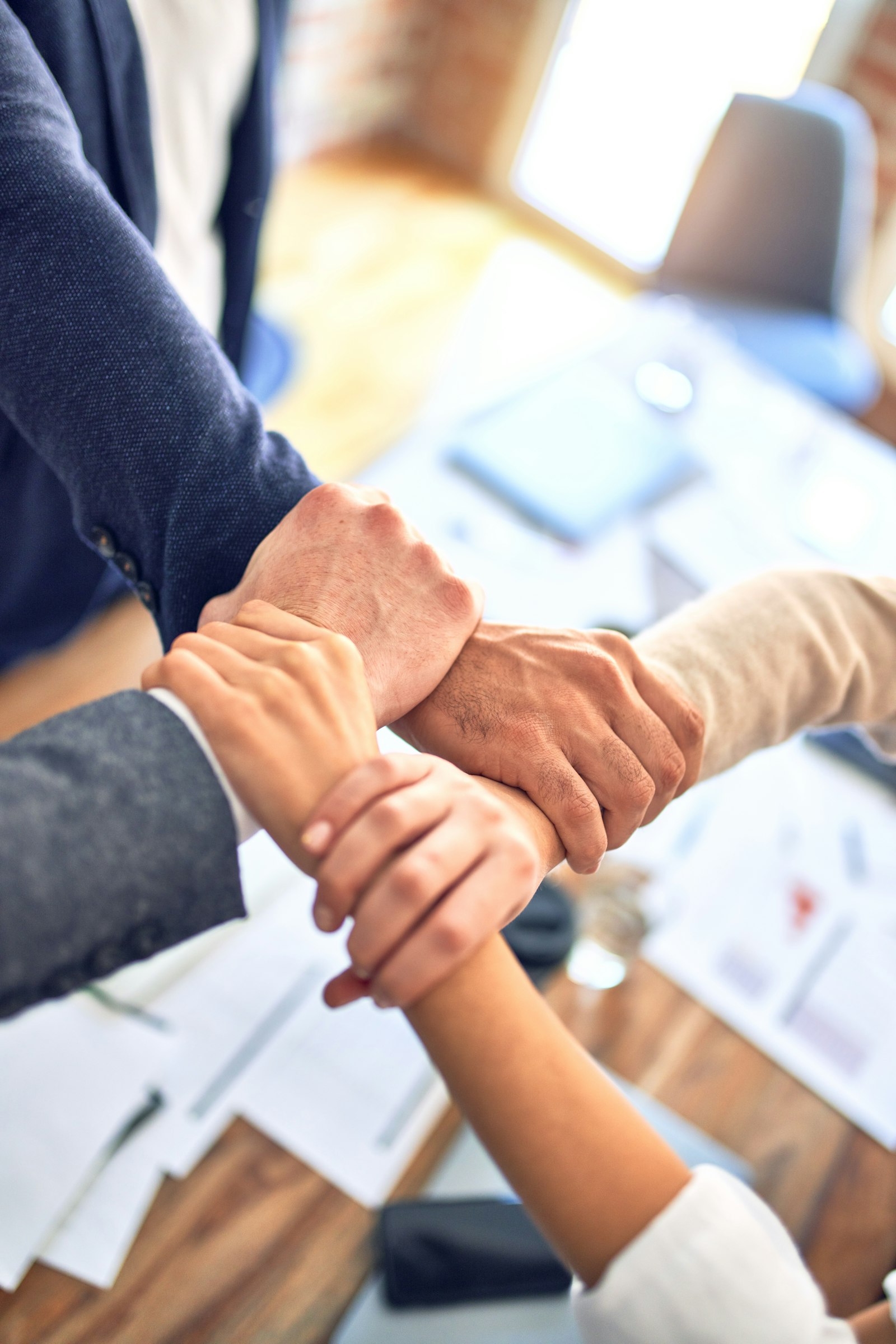 Equipo de asesores trabajando juntos en una asesoría