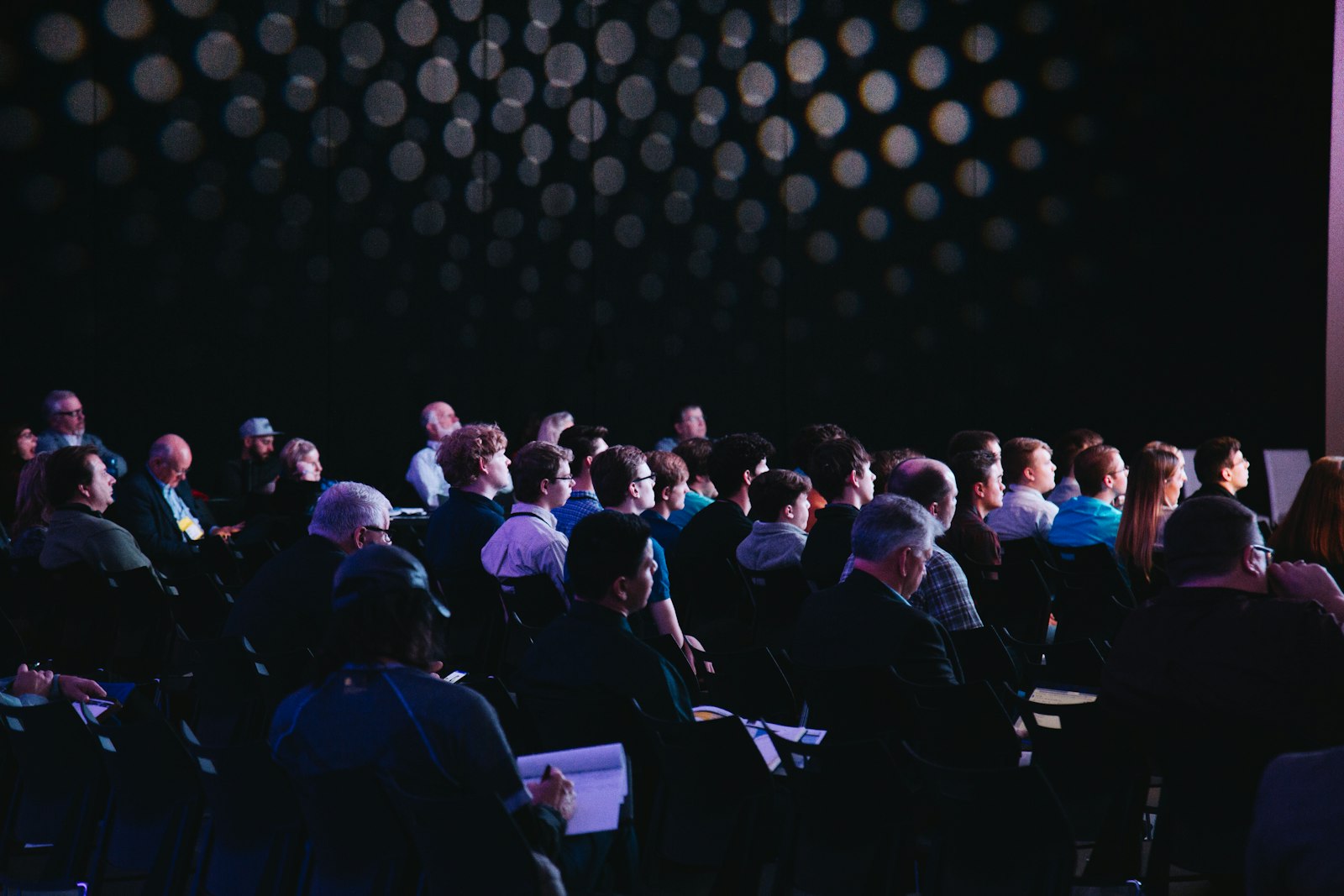 Asistentes en un taller financiero de R.A Broker y Asociados